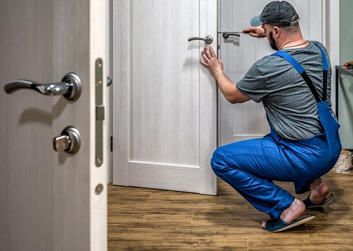 Serrurier en intervention sur porte d’habitation à Châtillon, outils en main, dépannage rapide