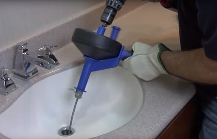 Passage d’un furet motorisé dans l’évacuation d’un lavabo.